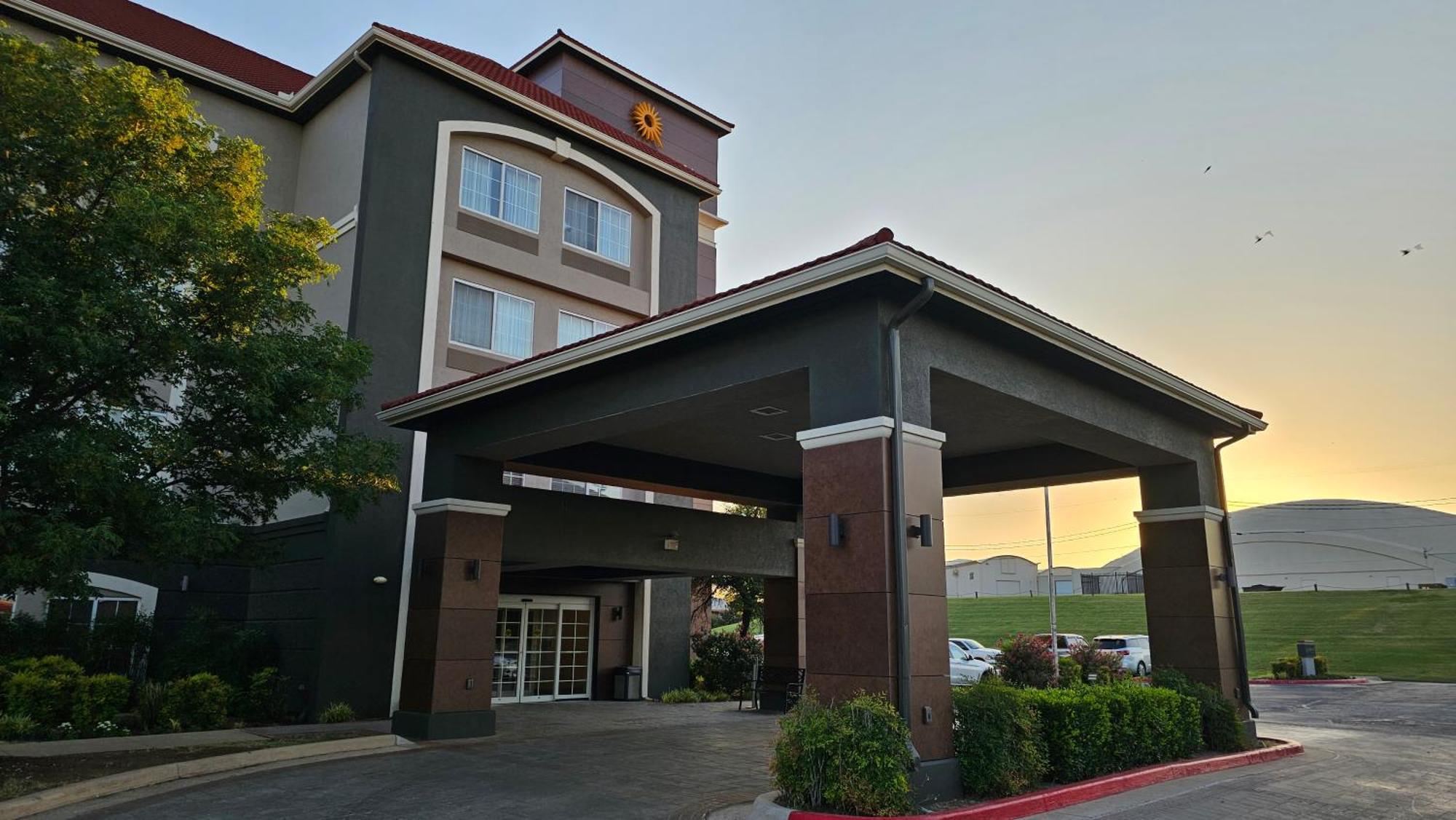 La Quinta By Wyndham Lawton / Fort Sill Hotel Exterior photo